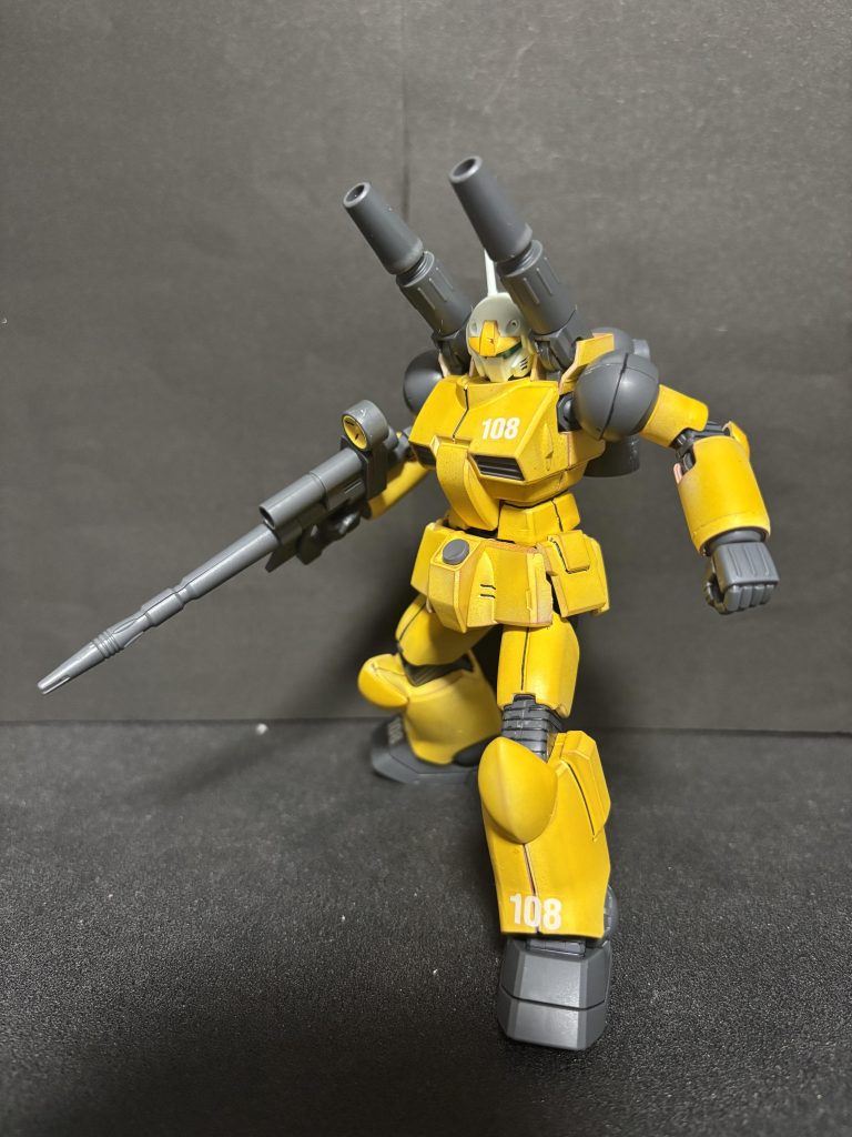 塗装はクリア以外はガンダムマーカーエアブラシシステムになります。なかなかイエローが思ったように色がのらず、2度吹きしましたら塗膜が厚くなりすぎて噛み合わせがうまくいかない所が出来てしまったのが反省点です。