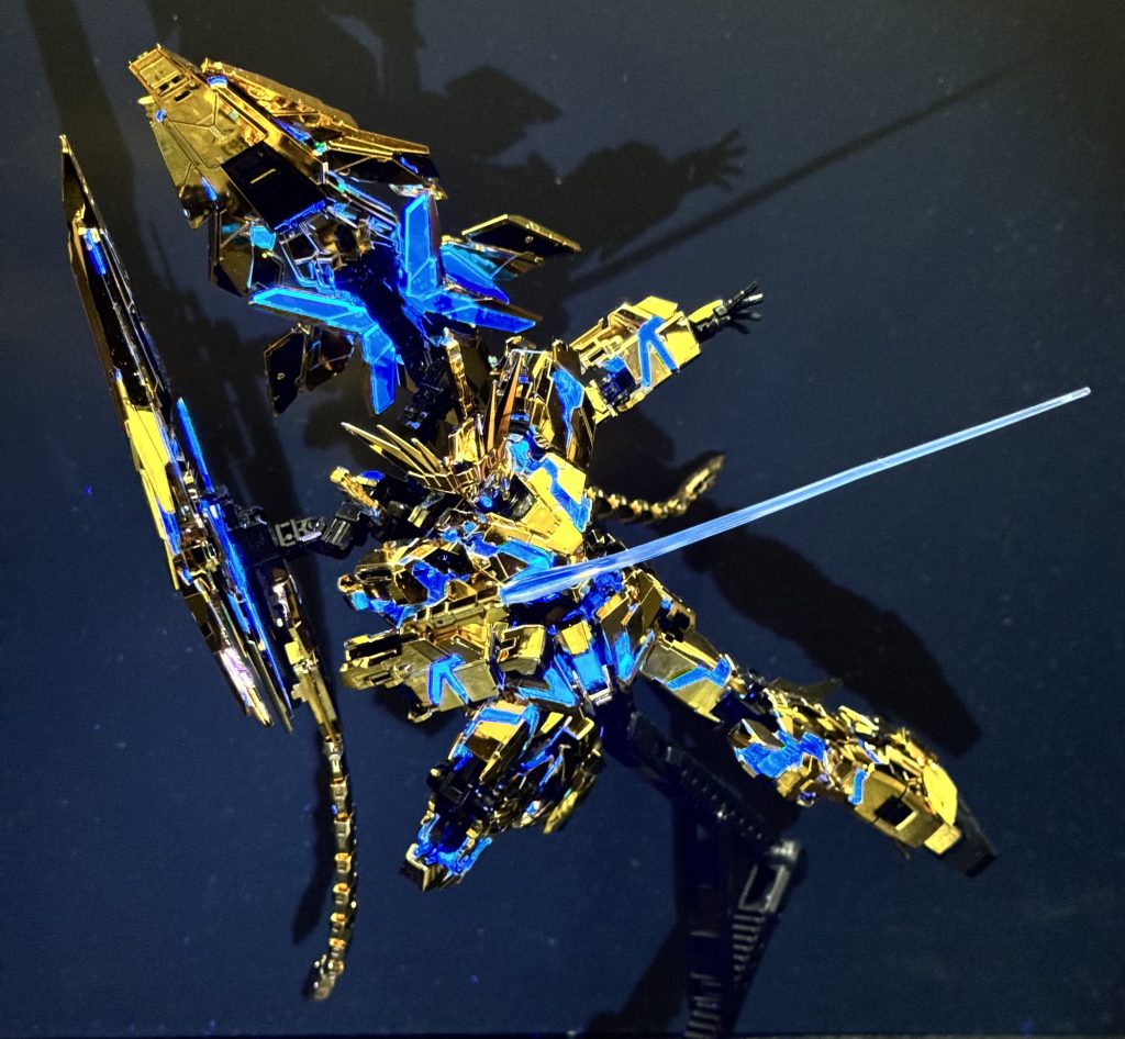 デストロイモード。ツインアイはやっぱり蛍光で塗装しました。良い感じに光ってくれてます。にしてもアームドアーマーでかっ!本体よりデカいんですねー重そうw