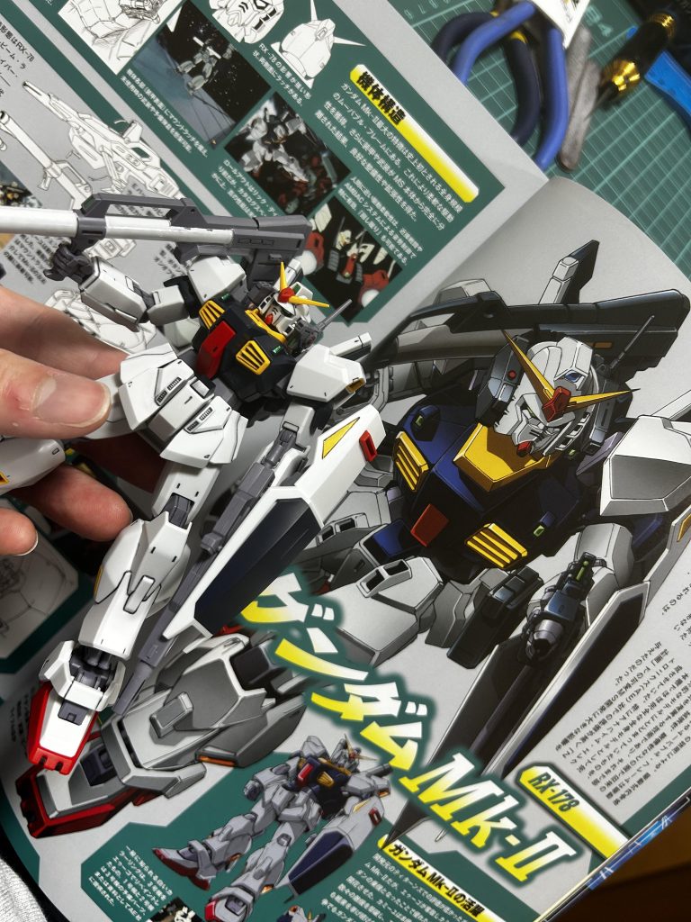 スミ入れ後です。Zガンダムの特集本もちらちら見ながら製作してました。これ全部は読めてないんですけど詳しく書いてあって読むと楽しいんですよねスミ入れすると一気に引き締まりますね。僕はペンで入れてるんですけど、スーッと入るTAMIYAのやつもちょっと憧れはあります笑(自信ないんでペンなんですけど笑)。