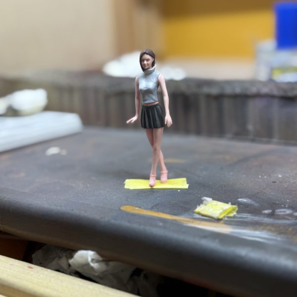 皆さま、、ご無沙汰致しております٩( 'ω' )و色々止まっていた模活、、紅白コンを呼び水に再会しようと企んでいたのですが、、首のヘルニアに加え年末に突然足が上がらなくなり、、診断の結果、坐骨神経痛と、突然きたので、、「今ならまだ治るか！？」一縷の望みをかけ、腕は良いけど口の悪い接骨院に行ったところ、、その日のうちに歩けるようになったんですよねぇ、、、、中々やるなっオッサン、、あらためて、「健康あっての長生きだなぁ」と実感致しております。。苦笑&nbsp;というわけで、今年も宜しくお願い致します。作りかけ、頭に斧が刺さってるギャンと、、やり残してる宿題の一部◎ちょっと速く動けるグフ◎人生初のフィギュア、長谷川京子（仮名）◎陸戦型ガンダムと、狙撃手◎1/100でシュツルム◎少し速く動けるドム&nbsp;あと、、、、どれも甘噛み　　🤣（3枚目）