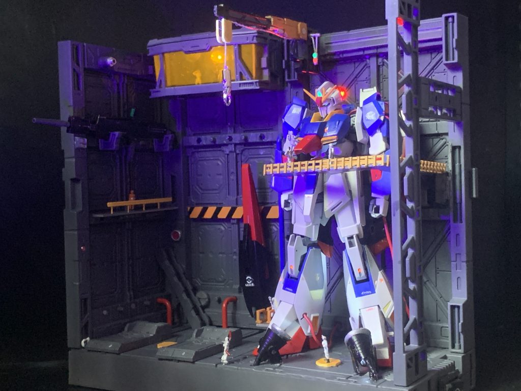 ゼータガンダムの両目とメインカメラは蛍光塗装しUVライトを照射しています。格納庫の照明は全てLEDライトを設置しています。(gundam-kao6)