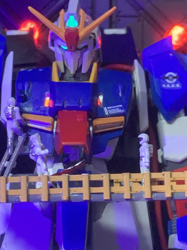 後ろの赤いLEDライトが炎のように見えなくもないですね、ちょっと怖い。(gundam-kao5)