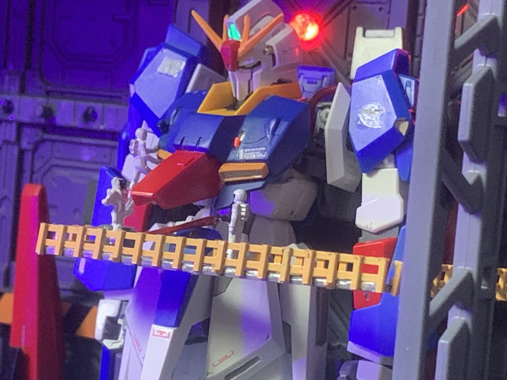 コクピット内もLEDライトを点灯させているのですがイマイチわかりませんね。(gundam-kao5)