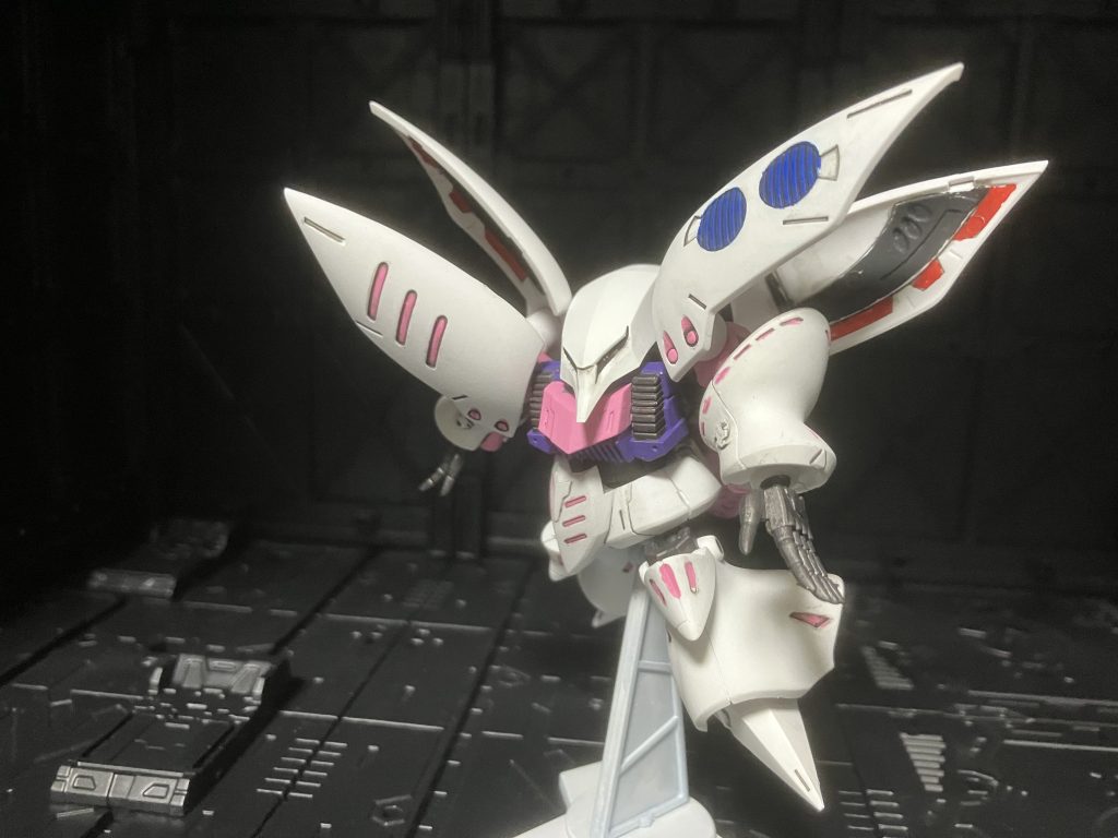 「これで終わりにするか、続けるか! シャア!」塗装仕上げクレオス水性ホビーカラーaq クレオスアクリジョンac白 ホワイトacピンク ピンクaq紫 パープルac赤 シャイニングレッドac青 インディブルーaqグレー 焼鉄色aq下地 クレオスアクリジョンベースカラベースホワイトベースグレーベースレッド田宮スミ入れ塗料 トップコート クレオス水性ホビースムースクリアーつや消し メインのホワイトと間接のピンクとグレーはエアブラシ塗装。その他や手の部分塗装は筆塗りです。メインをアクリジョンで塗装して部分塗装は水性ホビーカラーで塗装してます。部分塗装の修正はマジックリンで出来てしまうので便利です。