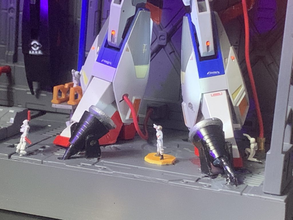 足元で整備士達がハッチを開けて整備している光景を演出してみました。