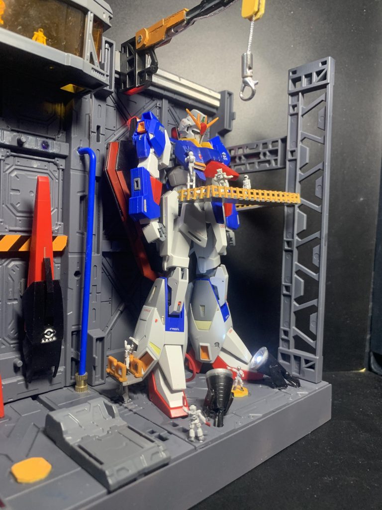 下からの角度で見たショット。モビルスーツの大きさがわかるように撮ってみました。今回は足元に２つスポットライトを設置しています。(gundam-kao5)