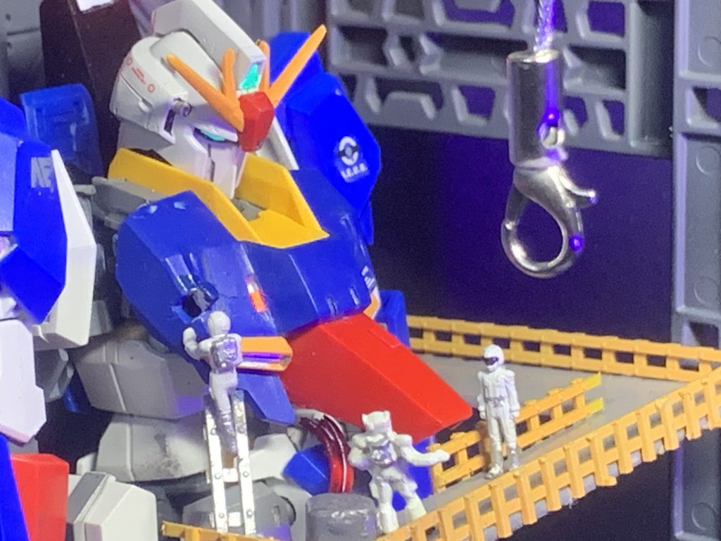 パイロットであるカミーユと整備士との光景を演出。