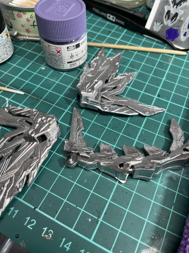 ここから制作記。下地に100均のシルバースプレー(ラッカー)を使っていますがもう二度と使わないレベル。