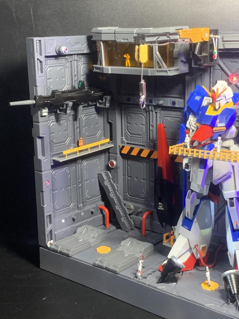 ウエポンラックにビームライフルを収納、盾と共にカタパルト発進時に装備するといる流れです。