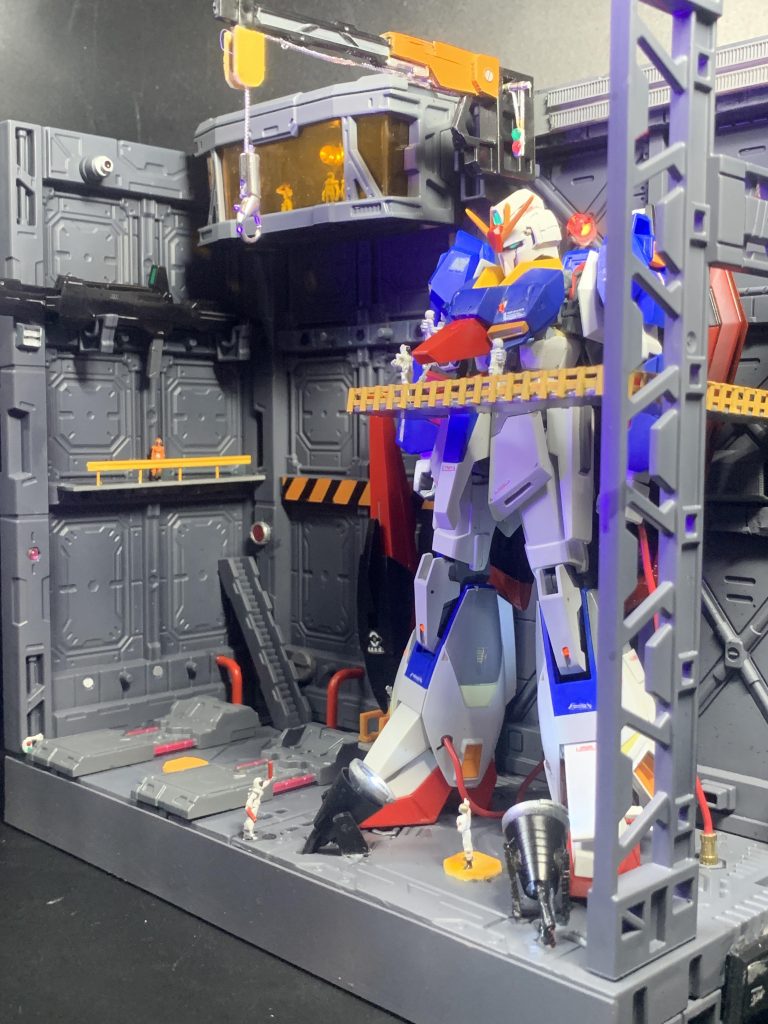 最近HGゼータガンダムは普通に売っている事も多く元々ゼータが大好きなので迷わず購入、そして格納庫ジオラマとして制作した次第です。
