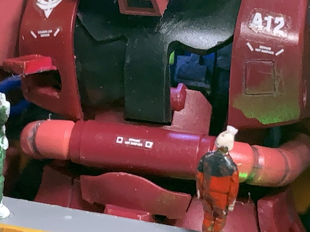 コクピットのアップ。アップのシャアはキツイな……