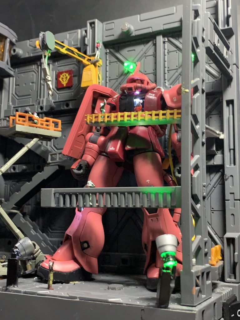 下からのショット。この角度ですとコクピット内をLEDライトで光らせている事がわかりやすいと思います。&nbsp;&nbsp;&nbsp;