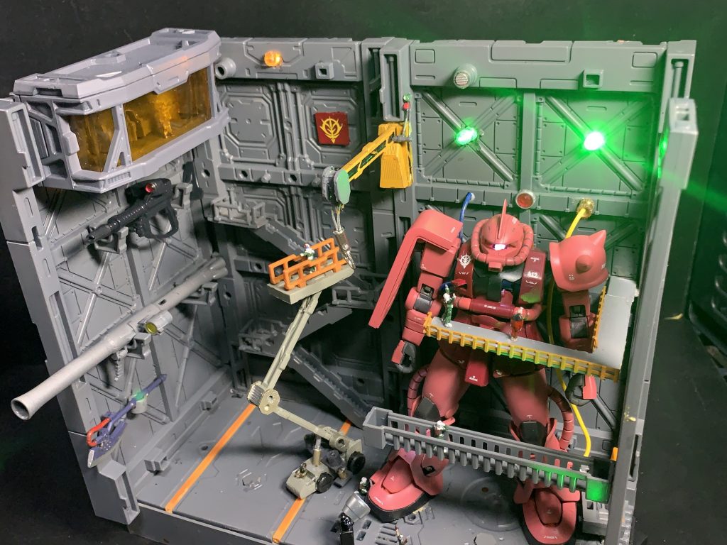 シャア専用ザクⅡ  格納庫（ジオラマ）