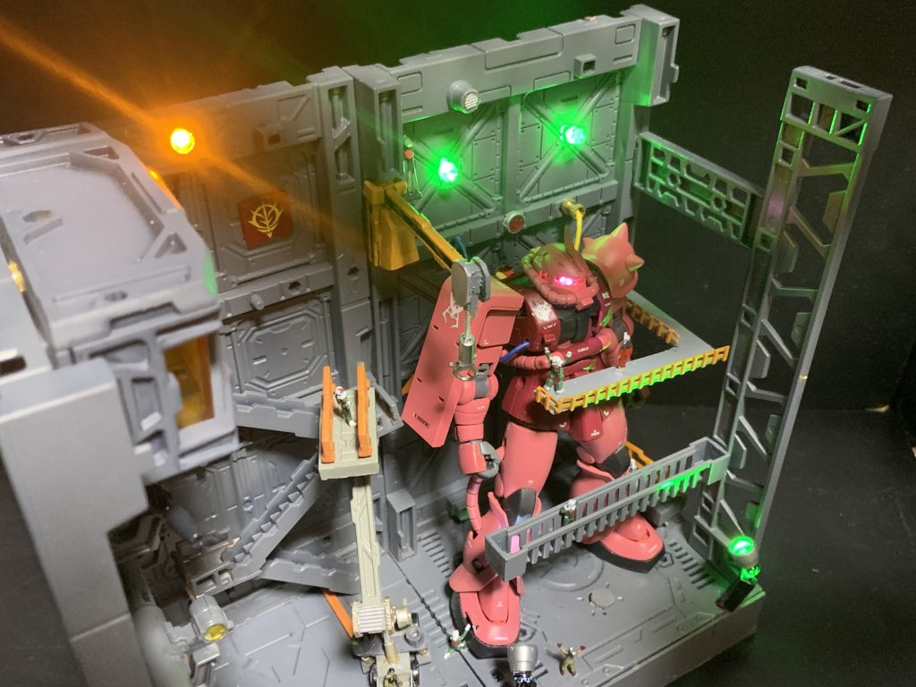 コクピットのアップ。これだけ近いとコクピット内が光っている事がわかると思います。