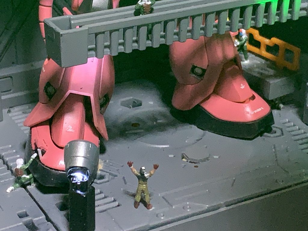 整備士達の作業風景を演出してみました。(zaku-kao4)