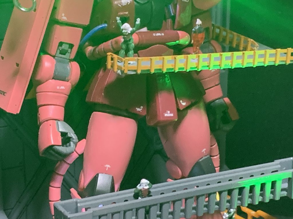 シャア専用ザクⅡ  格納庫（ジオラマ）–7枚目/制作者：雨乞猫