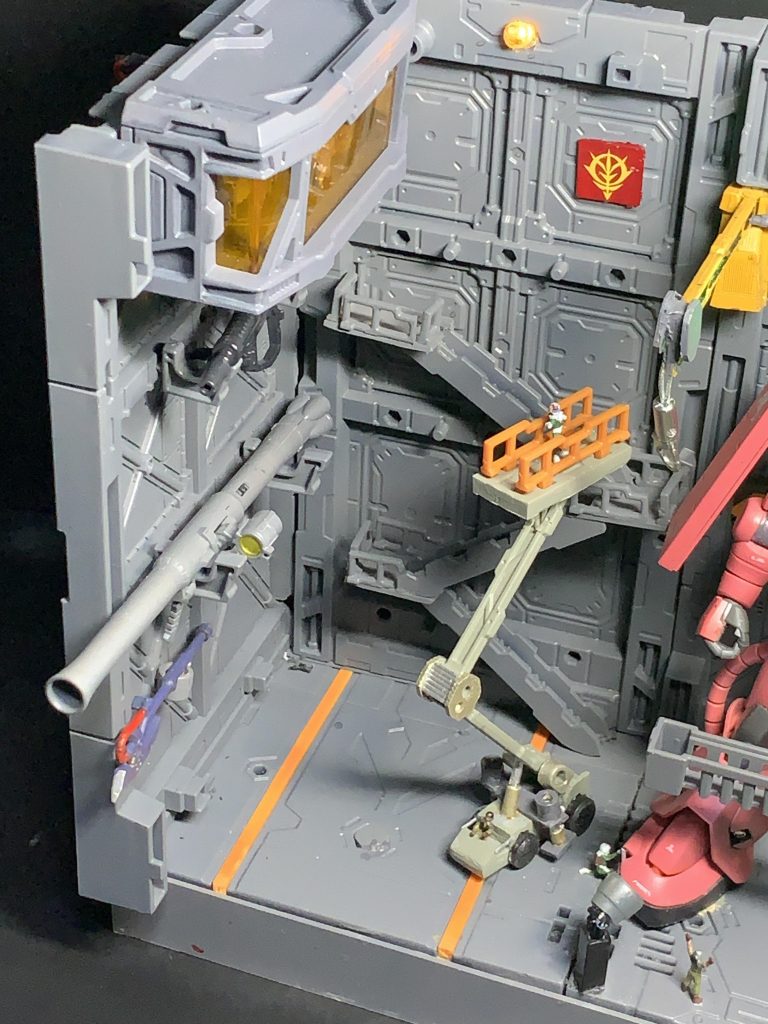 クレーン車と階段、ザクと反対側に武器が置いてある設定です。