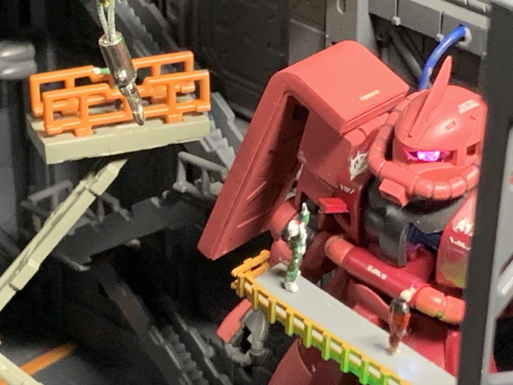 ザクのバストアップショット。整備士とシャアがいますがHGキットにはシャアのフィギュアは付いていませんので適当なフィギュアをシャアにしてみましたが、何か少し太い……昔実写版であった二重顎のシャアを思い出してしまいました。(zaku-kao9)