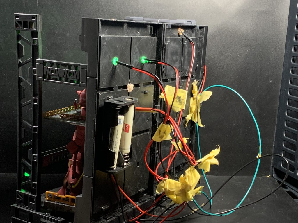 舞台裏風景。電池ボックスと切り替えスイッチでオンオフしています。(zaku-kao2)