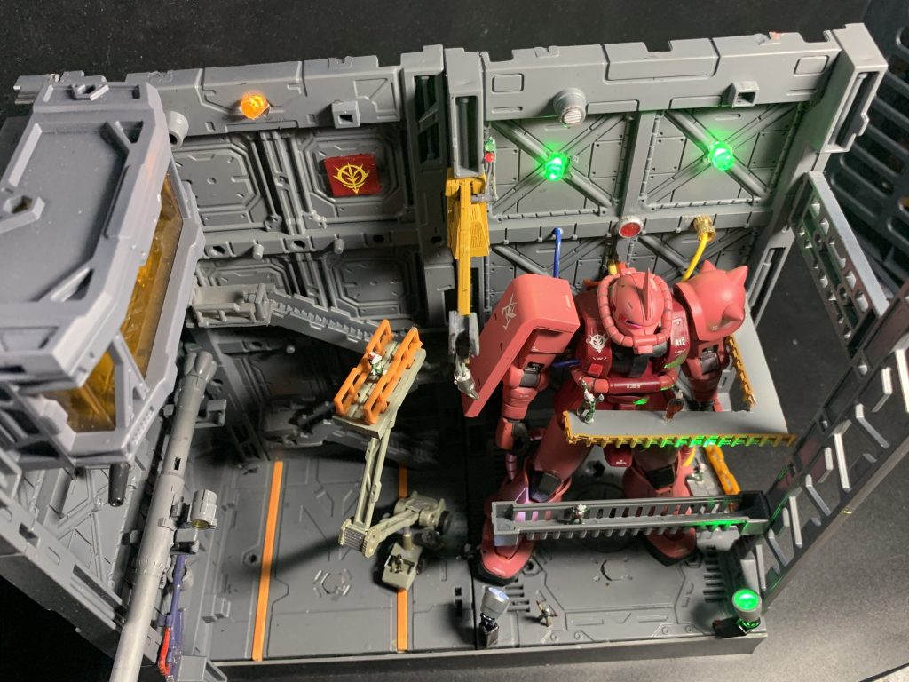 真上からのショット。クレーン車はプラ板、プラ棒、流用パーツで自作しました。