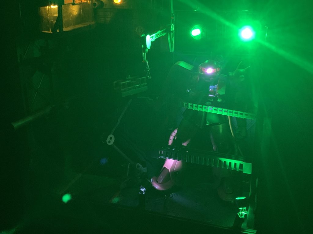 真っ暗にしてライト点灯。何だかよくわかりませんね(zaku-kao9)