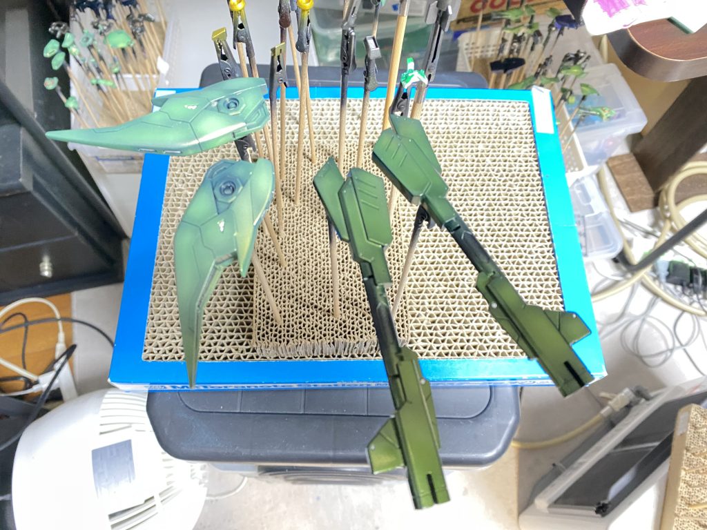 こんな感じで、白を混ぜるか黒を混ぜるかで全然違う色味になります(iori_sei)最終のトップコートは、クレオスのGGX必須です!吹き付けした直後の滑り感のままで硬化してくれます💛自分、研ぎ出しとかしませんので😜これで充分です! そして、最後はコロナのはやり始めで転職、有給消化期間に部屋の片付けしたんです、そしたらこの子達が押入れの奥から出てきて(なぜかガンプラではない)成仏させてあげようと思ったのが模型活動再開の始まりでした。フルアクションオージェはオール筆塗り、タカラの1/24+ウェーブ追加パーツ:レッドショルダーカスタムはつや消しのグラデーション(汚しなし)だってT-Nonさんだってサラッとドッグ、ビートル、ブリテッシュだしているんですよ(;^_^Aいいのかなぁ~と思いながら 削除されたら御免なさい🙇貴重なつや消し仕上げのお子達でした(*´▽`*)