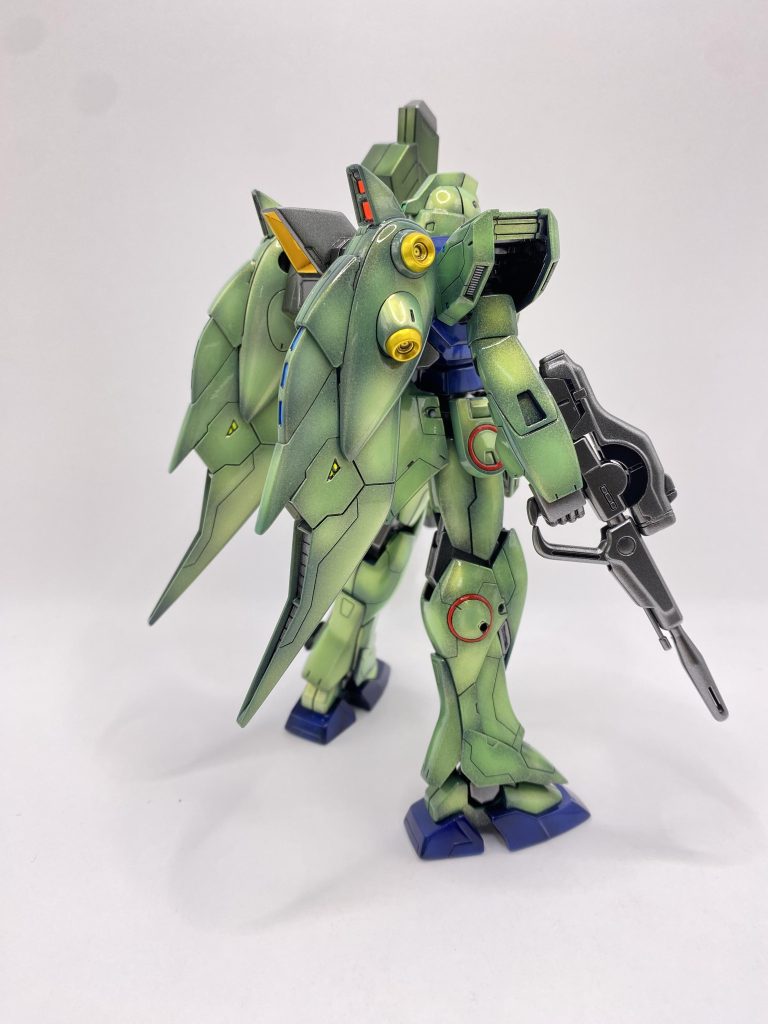 スジボリにも少しふれておきますね仮組した時にスジボリの下書きをシャーペンで書き込みます大ざっぱです。実際はガイドテープを張りながら決めていきますそして左右対称になるように左右の腕、足の感じで当然、ガイドテープから外れて傷つけることも多々あります最近の補修方法は傷部をヤスって傷口にヤスリカスが入った状態で速乾の流し込み接着剤をちょんちょんとして再度ヤスる、を繰り返すのが簡単で常手口となっております。