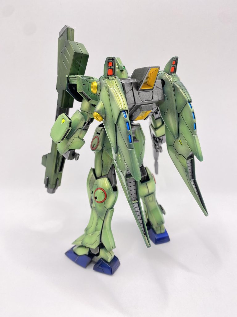 合わせ目は塗装工程を考えるとパーツはバラバラのほうが良いのでどうしても消せない合わせ目は段落ちモールドか追加スジボリで誤魔化すことが多いですね