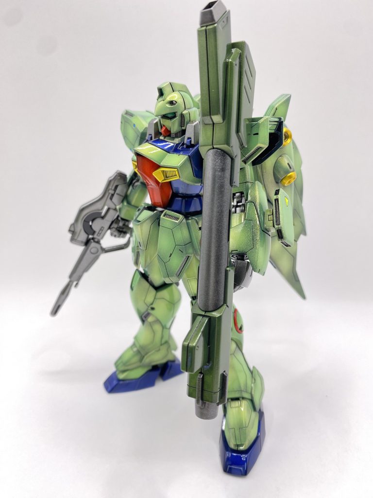 通常の塗装工程は黒サフ→シルバー(ゴールド)のグラデーション→クリアーカラーの吹き付け(2~3回、発色の具合を見ながら決めます)→細部の筆塗り→墨入れ→1回目トップコート→デカール→仕上げトップコート→金属パーツの取り付け→完成が基本です( ´∀` )クリアーカラーは、ほゞ全機体調色でやっていますが、染料と顔料の種類を区別しながら調色します(染料は重ねるとどんどん暗くなるので難しい)最初のころはクリアーの調色ってどうすんだろうと試行錯誤しながらやってましたが、結局ソリッド色の調色と変わらいないことが分かったので、最近はわりかし自分の思うような調色に仕上げることができるようになってきました。はじめのころはよくお世話になったアプリでColorCodeAppを使っていましたパッケージや説明書の機体写真から色の調合を分析してくれるので便利です