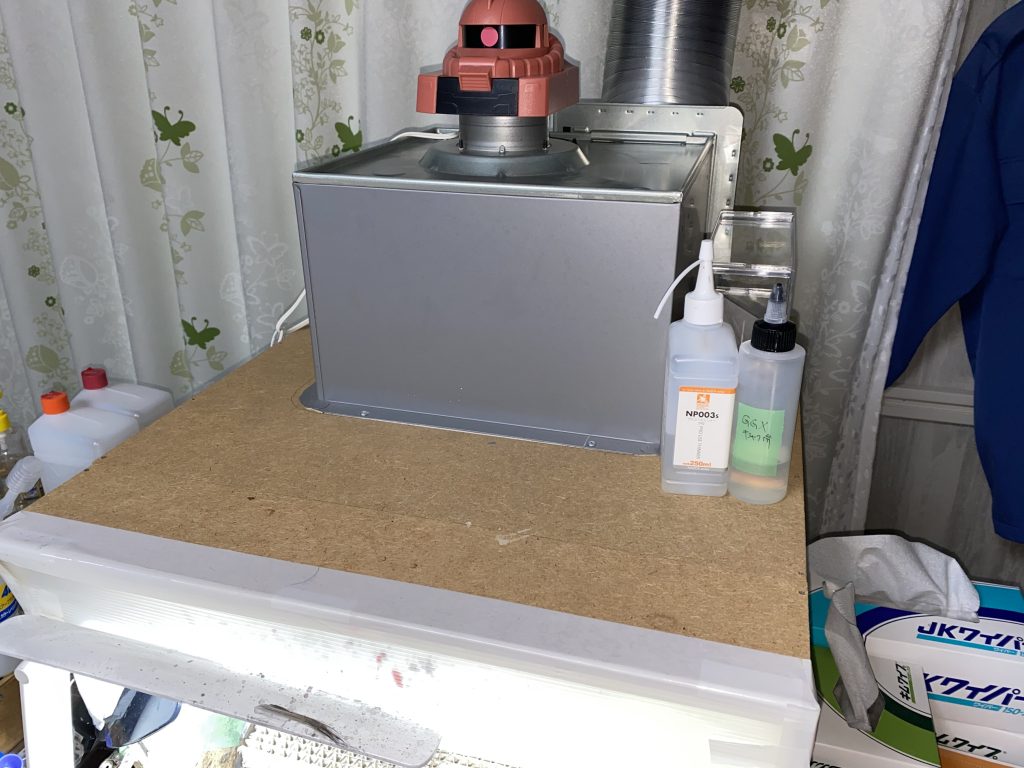 一番の要は、やっぱり空調設備ですね住宅用の24時間換気に使用するシロッコファンの換気扇ですプロペラファンを否定する訳ではないですが、静音性とパワーを鑑みればシロッコファンですね^^結構大きいです。でも静かです。丈夫です。ダイソンよりは劣りますが強力な吸引力です実際に室内は作業中でもシンナー臭くないですし、吹き返しもちゃんと吸引してくれます。今はやめましたが、抜群の喫煙所でもありました(-。-)y-゜゜゜