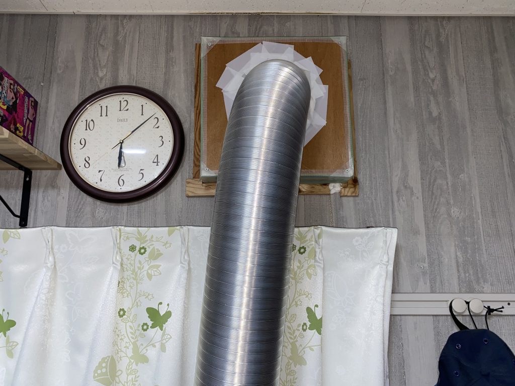 排気は既存のプロペラ換気扇を取り外して、アルミのジャバラ管をホームセンターから買ってきて取付隙間が出ないようにシーリング材や気密テープで補強しましたこのアルミダクトは露出で外気と直なんですが、結露しないんですよ不思議です(。´・ω・)?