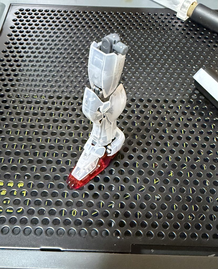 脚ゲート処理はガラスやすりでツヤツヤになるけど奥まで進行した白化はさすがにどうにもならないので切り離しは気にした方がいいかも