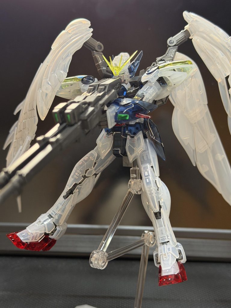 例のポーズクリアのキットということで塗装はせずガンダムマーカーのシャインシルバーでスミ入れをしておしまい