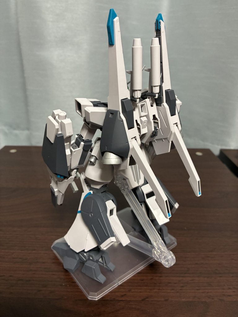 カラーはパンダ柄にならないように整形色とグレー、ブルーグリーンのバランスを見ながら塗装。バーニアは市販のシルバーペンを使ったら質感が良く出ました。