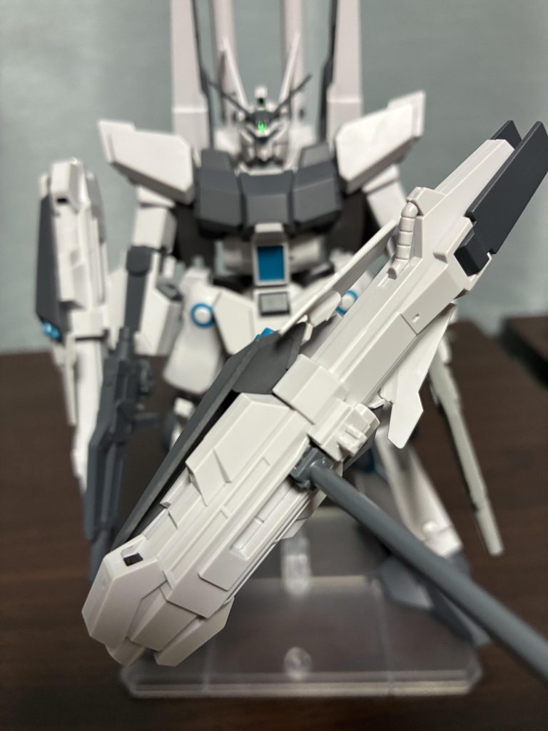 接続シールド裏側のミゾに合うように付属のスタンドの削りました。