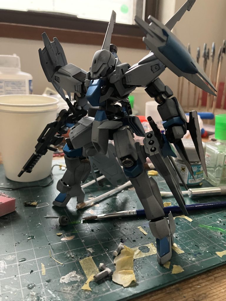 塗装後。今回はフレームの塗装にスターブライトアイアンを使用。黒サフの上だと黒鉄色と似たような色になりました。装甲の白い部分は黒サフの上からスーパーホワイトを、青い部分にはGXメタルブルーを、シルバーとゴールド、カメラアイの部分は全部水性ホビーカラーで塗装しました。あと今回もデカール貼りに挑戦。個人的には肩のスラスターと羽の赤ラインがお気に入りです。