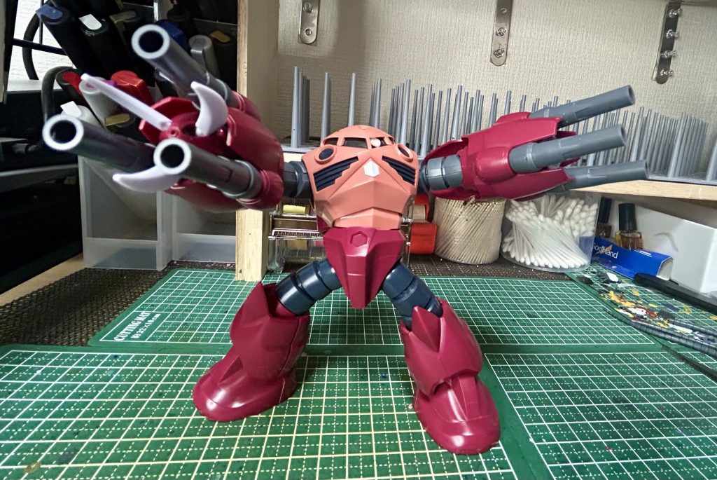 ズゴックって案外関節緩いんだなと思ったのはしゃちくだけ？それとも個体差？？ポージングがある意味大変でしたwwまぁでも武装が盛り盛りだからある意味ではポージングに悩みましたね(-ω-)