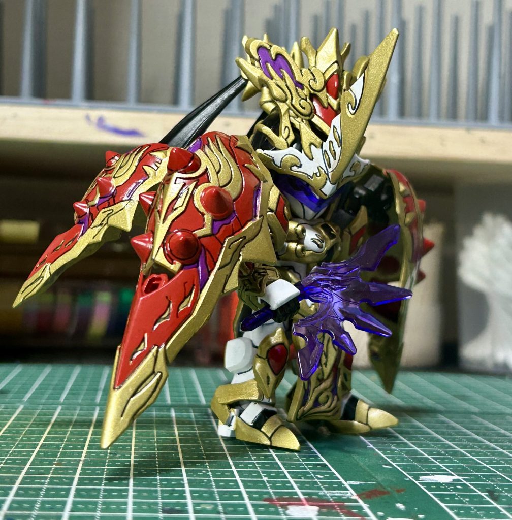 武器とバイザー付けると一気に雰囲気が変わりますね！自分はバイザー付きの方がかっこよくて好きです(,,>᎑<,,)スミ入れなのですが所々はみ出しとかしてるけどパッと見気づかない？からいいと妥協していまいました(¯∀¯;)ごめんなさい次回は頑張る！