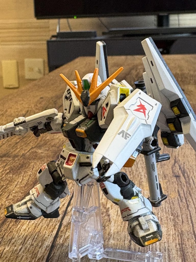 モビルスーツアンサンブルの20弾から肩パーツも一新され可動範囲も広くなりポーズもつけやすくなってます。ブレードアンテナ、胸パーツは、ニューガンダムからの流用&nbsp;