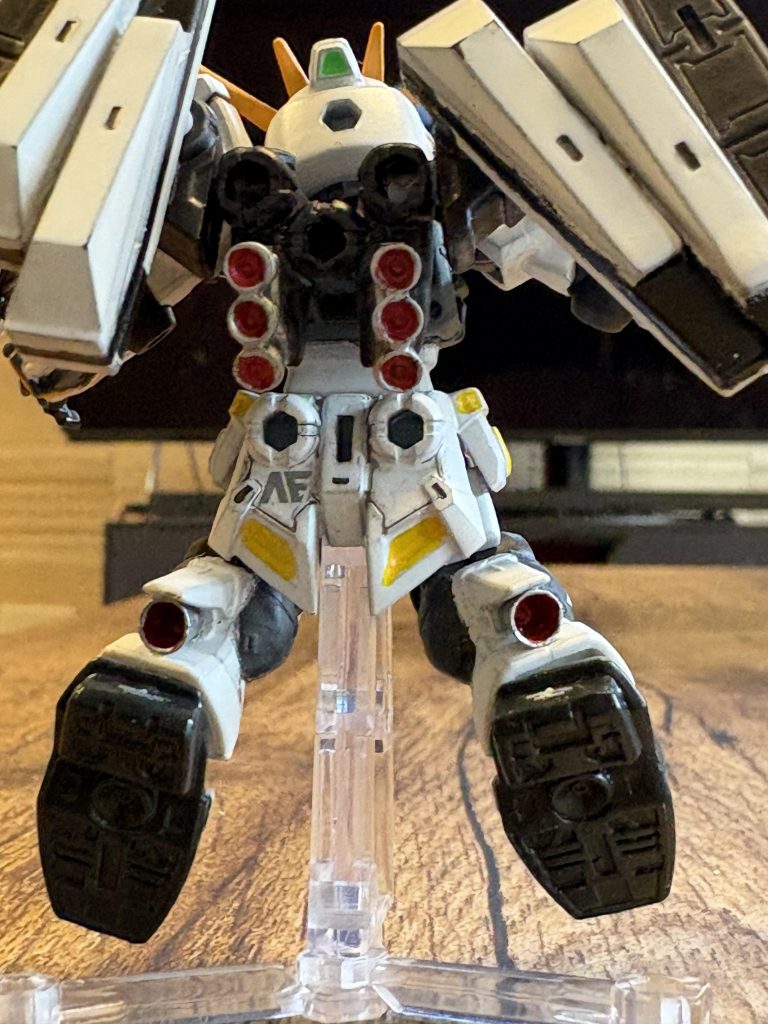 ダブルフィンファンネルは、SDEXニューガンダムから切り貼りして流用バックパックは、ニューガンダムからの流用でファンネルラックは量産型ニューガンダムの物を使用し、プラ棒を通して前後稼動出来る様にしてポーズつけやすくしています。バーニアもバックパック、脹脛と増加しています。