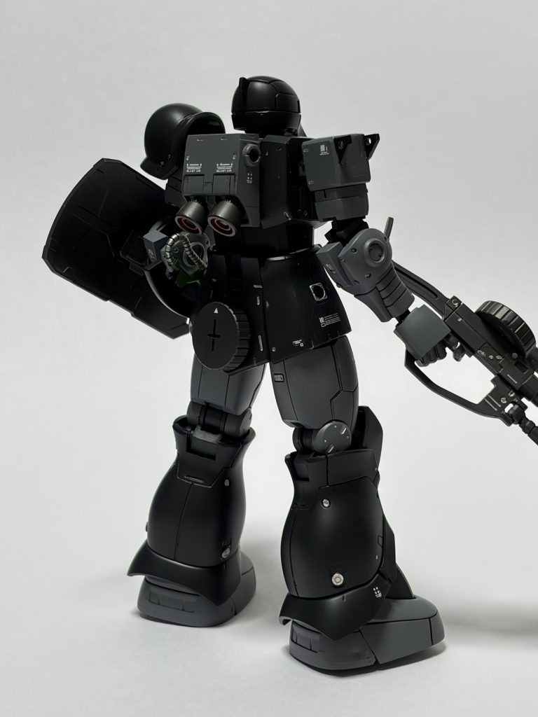 主な改造はモノアイと右肩の突起物の追加。あとはスジボリとメタルパーツの貼り付けとなります。