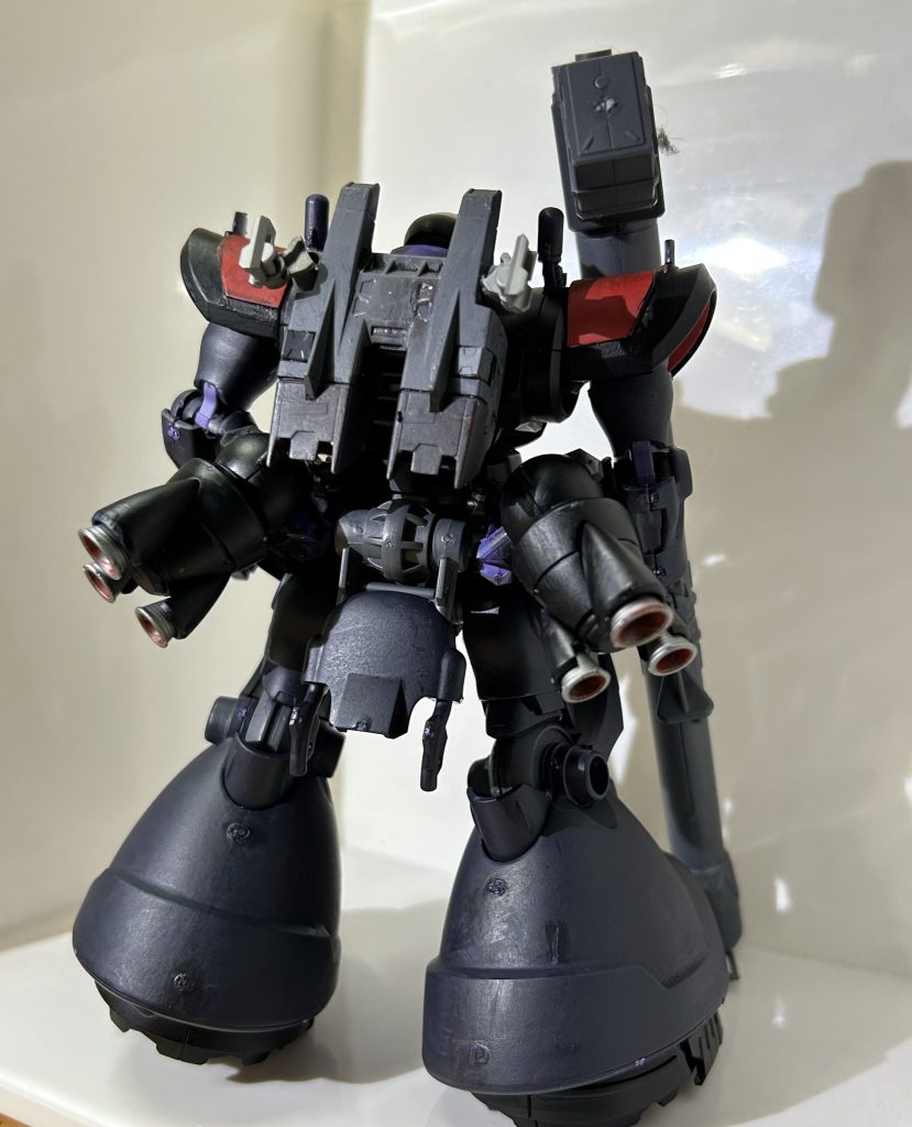 背面改造ポイントは肩部にプラ板追加、バックパック追加、胸部にコックピットカバー追加、