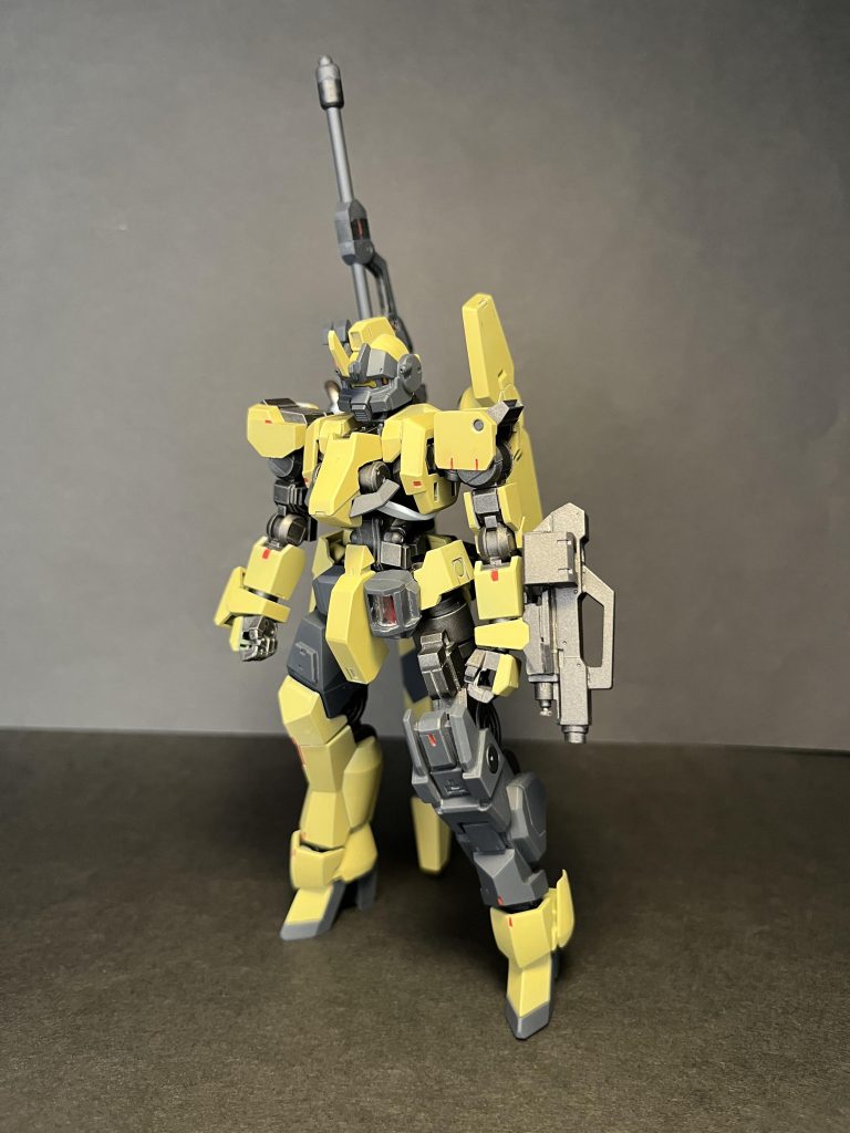 頭と首元のエリパーツ、両太もも、左脹脛、フロントアーマーの装甲を他に取ってしまったので頭は赤い三巨星のジムRRをアンテナを短縮して取り付け。装甲はスクラッチで好き勝手に製作！