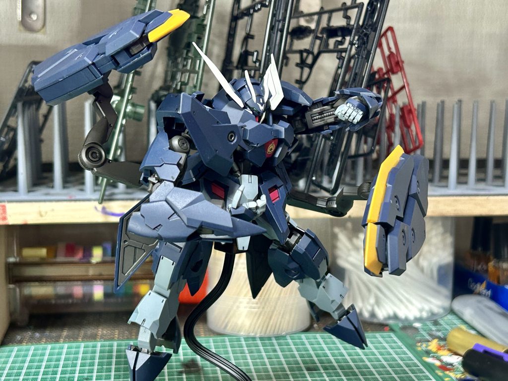 この機体よく鉄血特有のガンダムフレームで支えきれてるなって思うほどボリューミーでびっくりしました(ﾟдﾟ;)特にこのバックパックの爪！こいつがまたデカイし重い‥流石超接近戦専用機体だなと！爪しか武器がない！いや！爪と己の拳のみで十分なんて凄いですよね(´｡✪ω✪｡ ` )