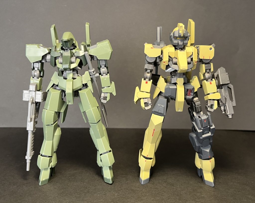 普通のグレイズと並べるとてみます。上記の装甲以外に肩フレームを短縮加工してスタイル改修。それに合わせて装甲の加工、変更をして上半身はほぼグレイズではなくなってしまいました(汗)