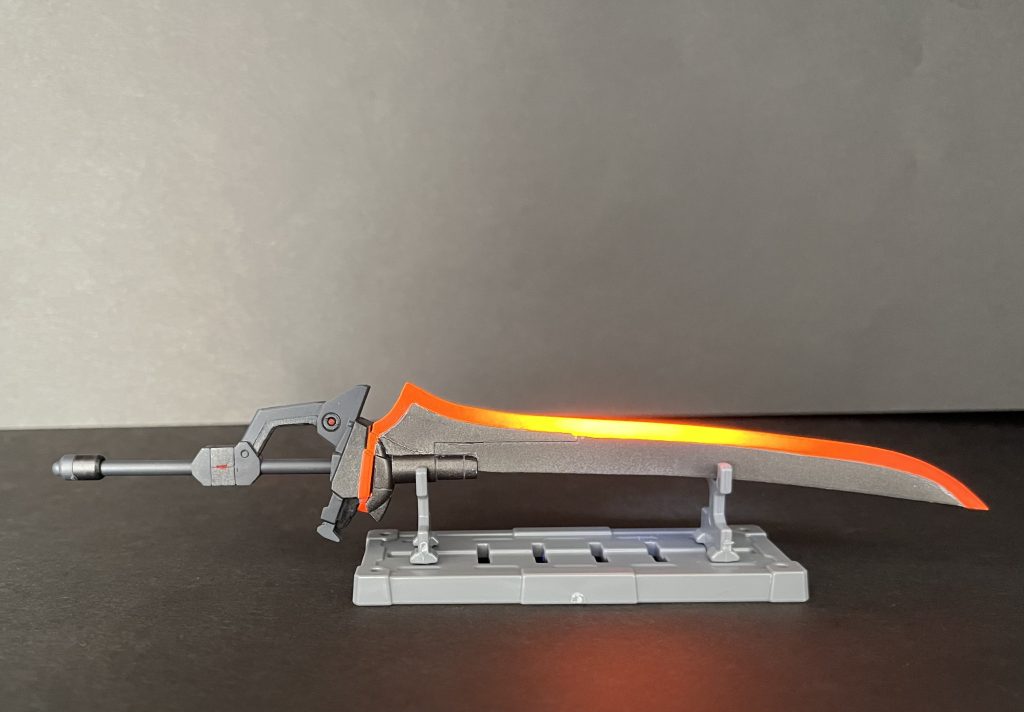 太刀は蛍光塗料で赤く光るように塗装。ツバの部分は30MMの頭部を使用してます。(参考元も顔が付いてたので)