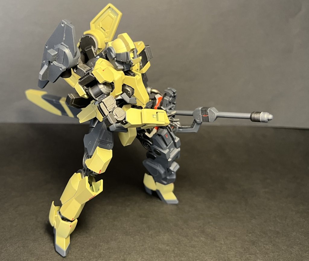 居合抜刀の構え。もう少し沈んで欲しかったですが、色々干渉するのでコレが限界。