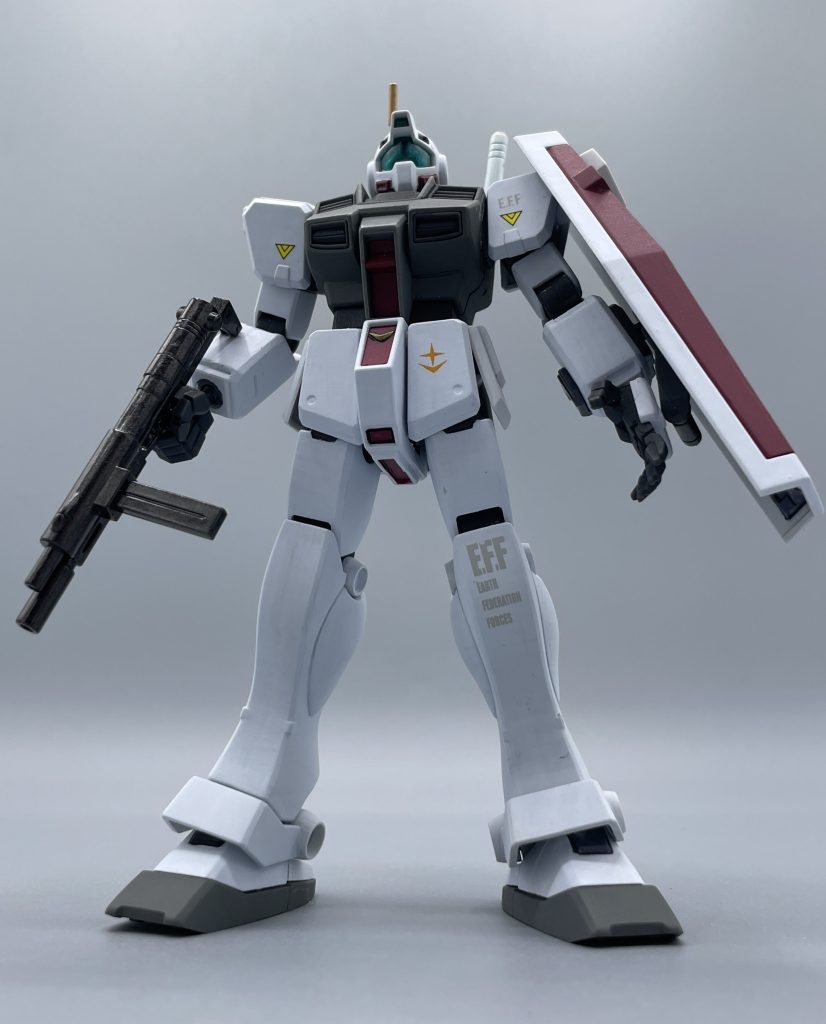 RGM-79D GM COLD DISTRICTS TYPE コメントで「ジムが美しい」と言って頂けて、ニマニマが止まらない、キャンプラホワイト全開の寒ジムです。 寒々しいホワイトが今の季節にピッタリ!というコメントを頂けましたが、まさにそう!こう写真で見て頂くと、純白ではない、青みがかった暗い白というのが分かりやすいでしょうか?💡 おいおい、キャンプラ。重要なのは ”塗る過程” だろぉおん!?