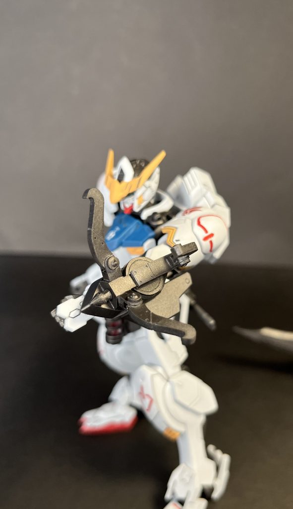 それ以外の追加装備の1つ目がスリンガー。両側の弓部分に開閉ギミックを付けました。真ん中の玉を掴んでおく部分もスイングしますが後ろに引くギミックが詰めきれず今回は諦めました(泣)