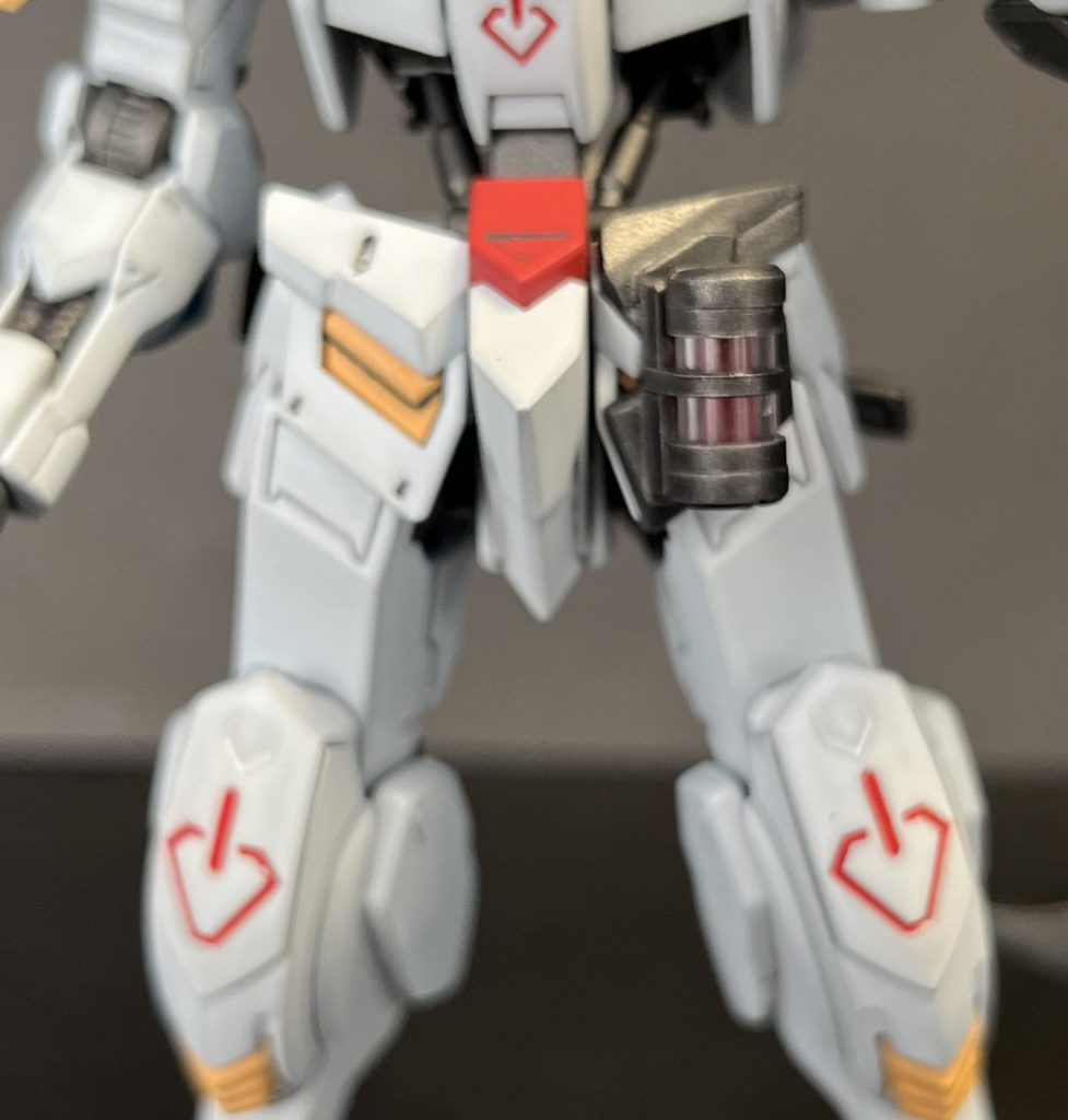 腰部左側には導虫を模したビームライト(笑)フロントアーマーに沿うように装甲もスクラッチしてます。